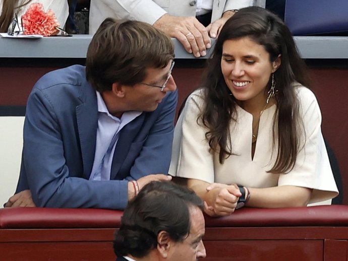 José Luis Martínez-Almeida y Teresa Urquijo disfrutan de una tarde de toros en la Plaza de las Ventas