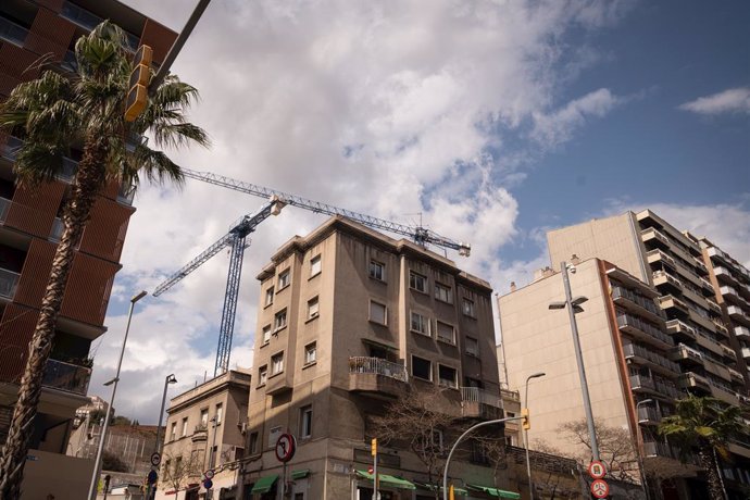Archivo - Fachada de un edificio, a 25 de abril de 2023, en Barcelona, Catalunya (España). La oferta de viviendas en alquiler ha caído un 51% en Barcelona desde el inicio de la legislatura, en 2019, según un comunicado de Idealista hoy. Barcelona es la 