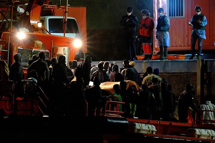 Archivo - Un grupo de migrantes son rescatados en el momento en el que se dirigían en lanchas a Fuerteventura, a 12 de agosto de 2021, en Fuerteventura, Islas Canarias, (España)