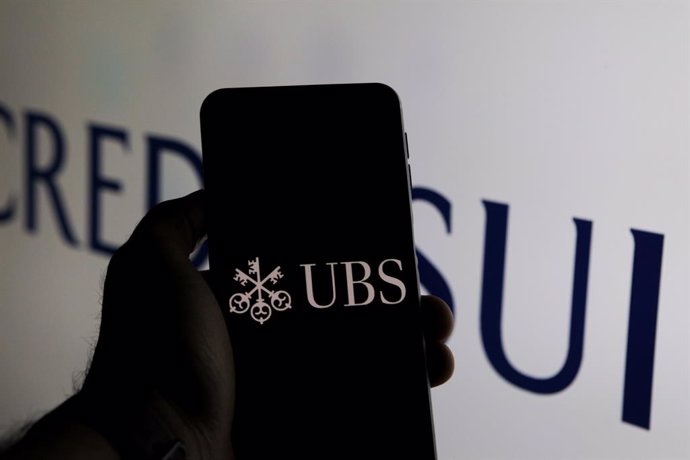 Archivo - 23 March 2023, Turkey, Gaziantep: The logo of the financial services company UBS is seen on the screen of a mobile in front of the logo of Credit Suisse Banks. Photo: Muhammad Ata/IMAGESLIVE via ZUMA Press Wire/dpa