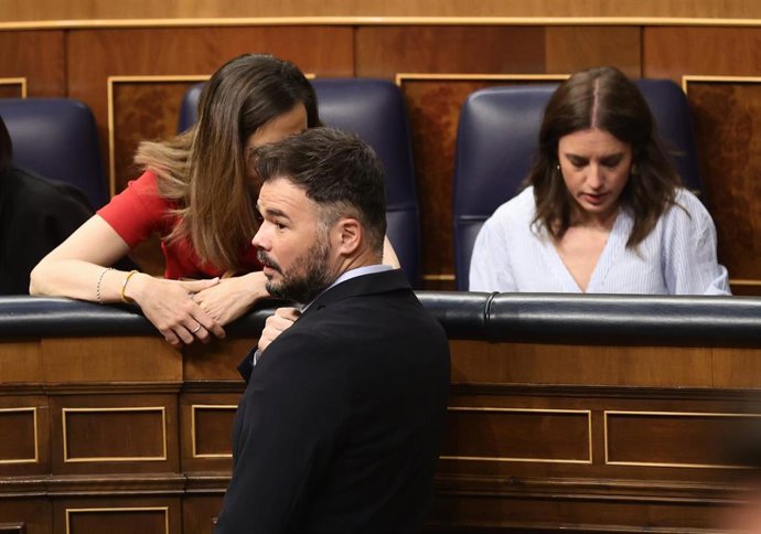 Archivo - El portavoz de Esquerra Republicana (ERC) en el Congreso, Gabriel Rufián, conversa en una sesión de control, en el Congreso de los Diputados, a 22 de junio de 2022, en Madrid (España). 