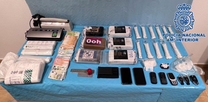 Material y droga incautado por agentes de la Policía Nacional que ha llevado a la detención de dos personas en San Bartolomé de Tirajana (Gran Canaria)