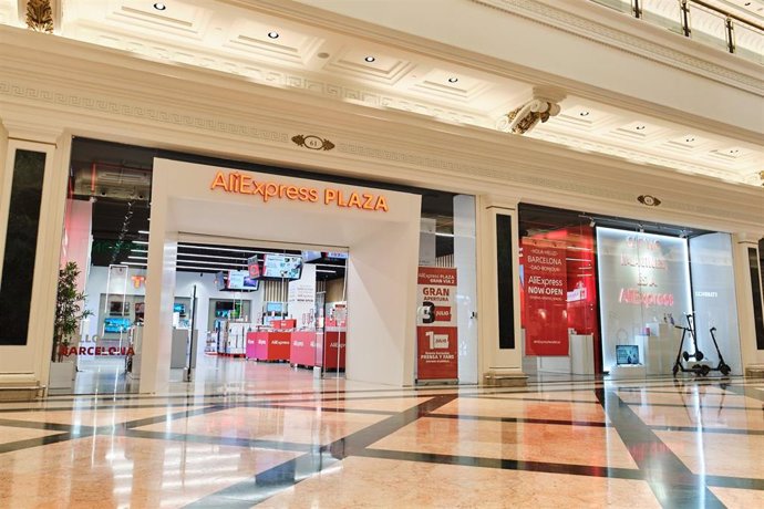 Archivo - Tienda 'AliExpress Plaza' en el Centro Comercial Gran Via 2 de L'Hospitalet de Llobregat (Barcelona)