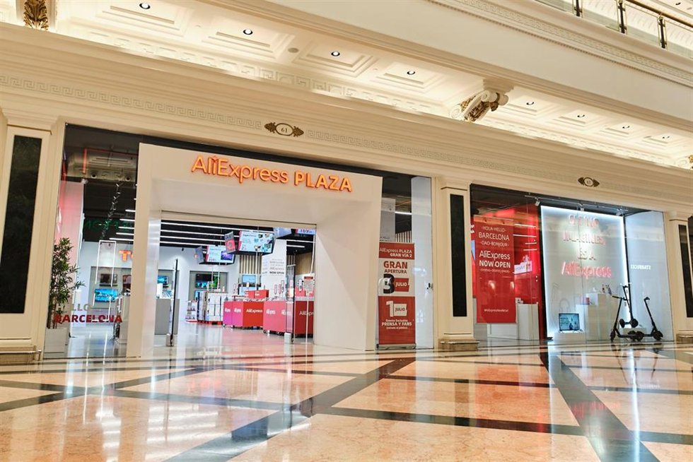 Archivo - Tienda 'AliExpress Plaza' en el Centro Comercial Gran Via 2 de L'Hospitalet de Llobregat (Barcelona)