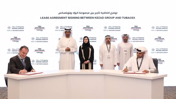 Acto de la firma entre Tubacex y Kezad Group para la concesión de los terrenos que albergarán su planta productiva de soluciones OCTG-CRA en Abu Dabi