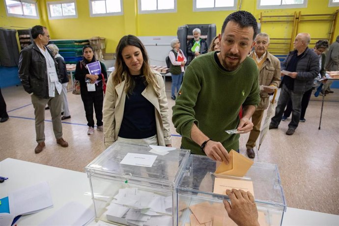 La ministra de Igualdad, Irene Montero y el exvicepresidente segundo del Gobierno y exlíder de Podemos Pablo Iglesias, ejercen su derecho al voto en el Colegio Público La Navata, a 28 de mayo de 2023, en Madrid (España).