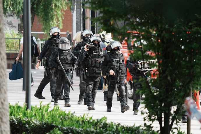 Ertzainas de élite se disponen a entrrar en el portal de la vivienda de Leioa (Bizkaia) en la que un hombre se ha atricherado durante horas