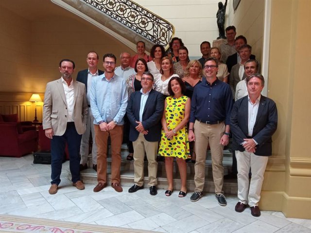 Parte de los 25 parlamentarios del PP.