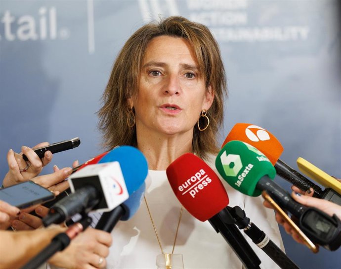 La vicepresidenta tercera del Gobierno y ministra para la Transición Ecológica y el Reto Demográfico, Teresa Ribera, ofrece declaraciones a los medios durante la segunda edición de los #EncuentrosHK, en La Matriz-Auditorio, a 12 de junio de 2023, en Mad