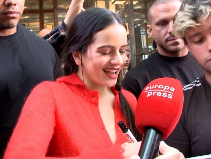 Rosalía, firmando autógrafos a la salida de su hotel en Madrid