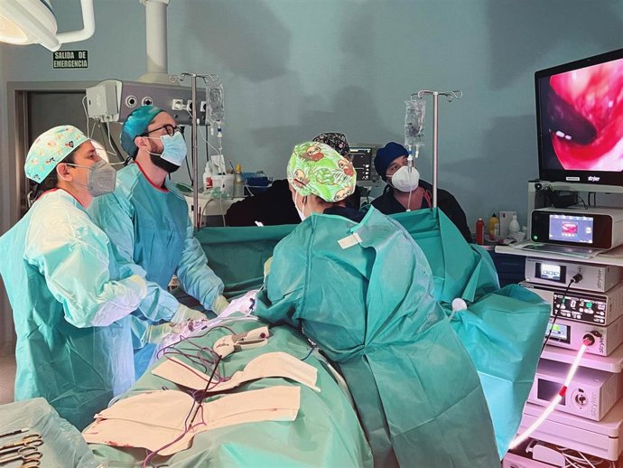 Archivo - DR.Siles en una cirugía pediátrica