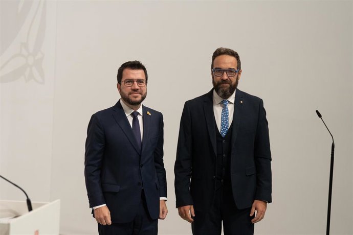 Archivo - El presidente de la Generalitat, Pere Aragons (i) y el conseller de Territorio, Juli Fernández (d), durante la toma de posesión del segundo