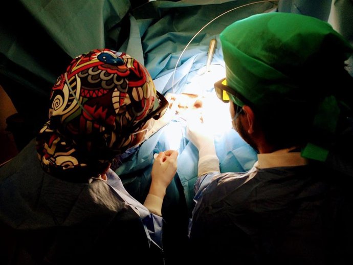 Cirujanos aplican técnica láser en el abordaje mínimamente invasivo de la fístula perianal.