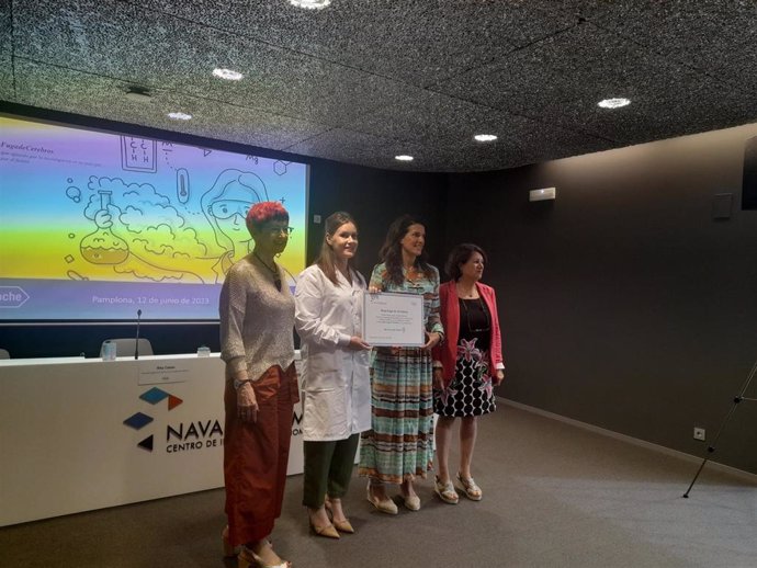 Acto de entrega de la ayuda de Roche Farma España 'Stop fuga de cerebros' 2023 a la investigadora de Navarrabiomed Eva Jover