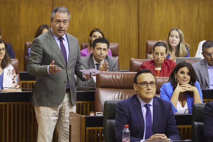 Archivo - El secretario general del PSOE de Andalucía y presidente del Grupo Parlamentario Socialista, Juan Espadas, en una foto de archivo en el Pleno del Parlamento andaluz.