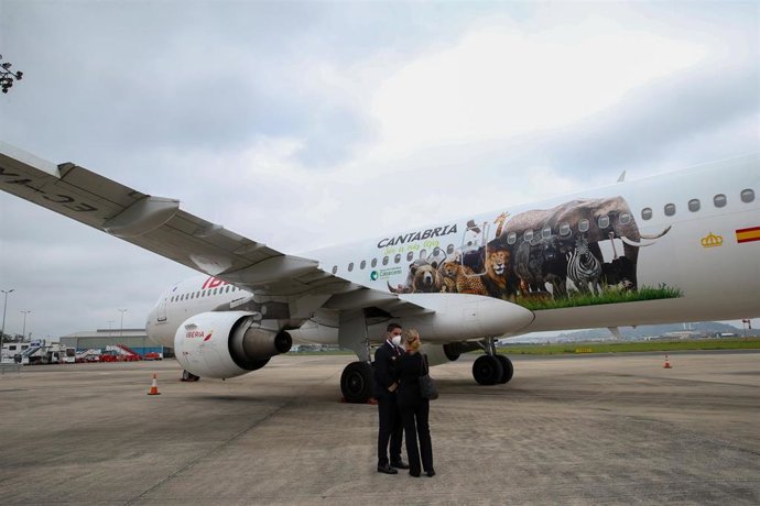 Archivo - El avión de Iberia rotulado con la imagen de varios animales del Parque de Cabárceno llega al aeropuerto Seve Ballesteros de Santander.