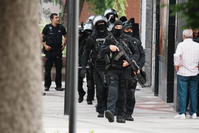 Ertzainas de élite tras reducir a un hombre que se ha atrincherado supuestamente con un arma, a 12 de junio de 2023, en Leioa, Bizkaia