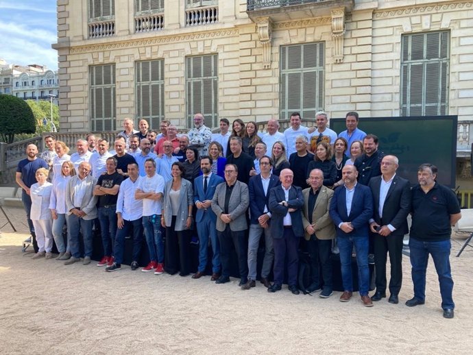 El conseller Roger Torrent junto a miembros del Govern y los cocineros catalanes presentes en el acto.