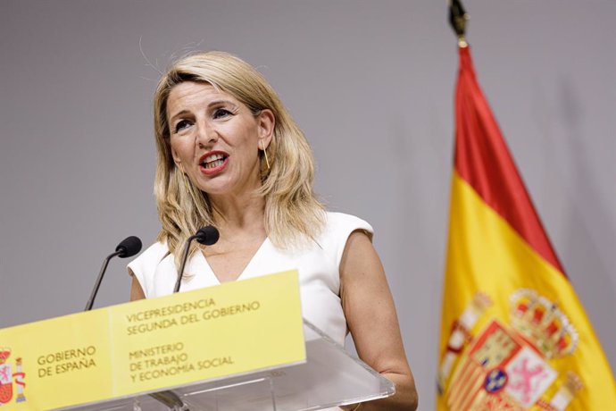 Archivo - La vicepresidenta primera y ministra de Trabajo y Economía Social, Yolanda Díaz, ofrece una rueda de prensa tras su reunión con el ministro de Trabajo de Brasil, en la sede del Ministerio, a 25 de abril de 2023, en Madrid (España). El encuentr