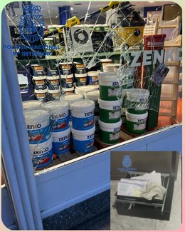 Estado del cristal del escaparate de la tienda a la que accedió el detenido para intentar robar en el interior.