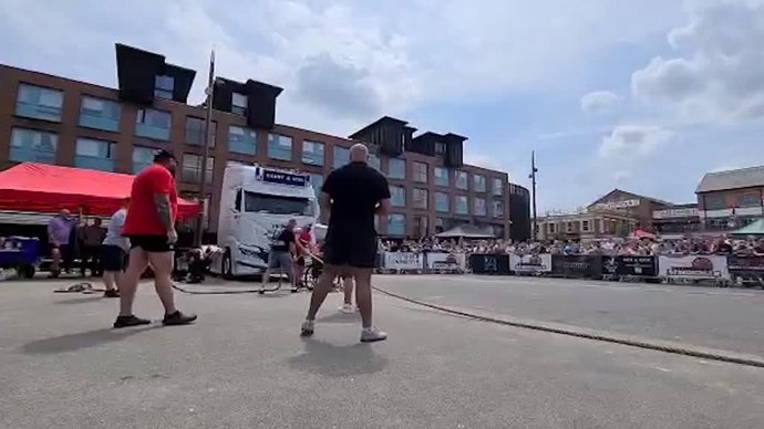 Este hombre en silla de ruedas bate el récord Guinness de arrastre de camiones al tirar de uno de diez toneladas