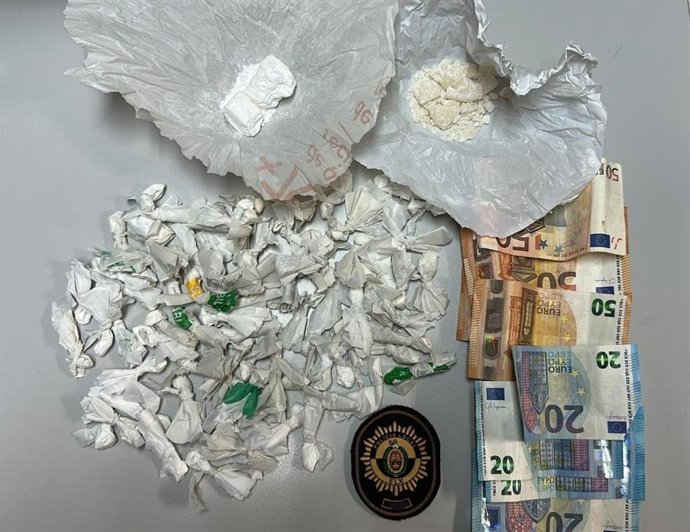 Cocaína y dinero intervenido por la Policía Local a dos arrestados en Elche (Alicante).
