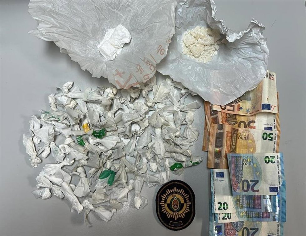 Cocaína y dinero intervenido por la Policía Local a dos arrestados en Elche (Alicante).