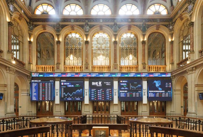 Archivo - Paneles del Ibex 35 en el Palacio de la Bolsa, a 12 de mayo de 2023, en Madrid (España). 