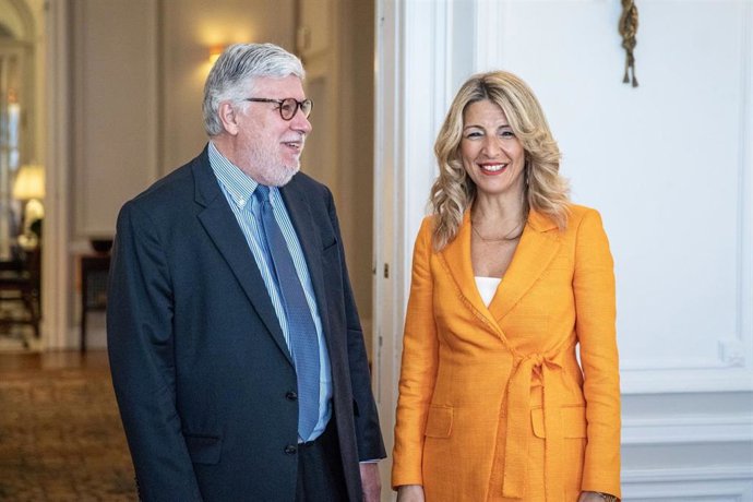 El diplomático Agustín Santos Maraver y la vicepresidenta y líder de Sumar, Yolanda Díaz.