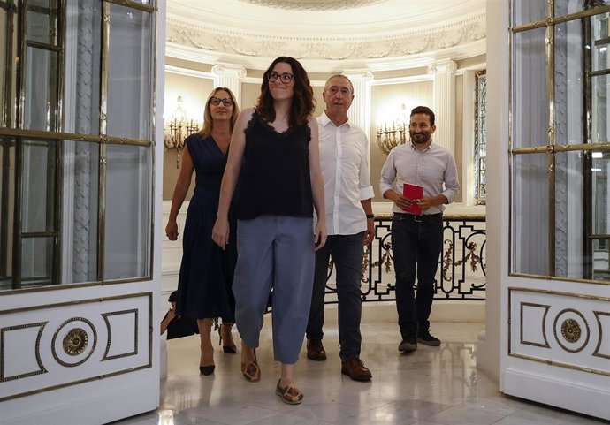Los representantes de Compromís M Josep Amigó, Aitana Mas, Joan Baldoví y Vicent Marz llegan a una reunión con el PPCV