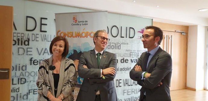 El consejero de Industria, Comercio y Empleo de la Junta de Castilla, Mariano Veganzones, antes de participar en la entrega de de los premios 'Consumópolis' a los centros educativos por sus trabajos sobre consumo responsable en Valladolid