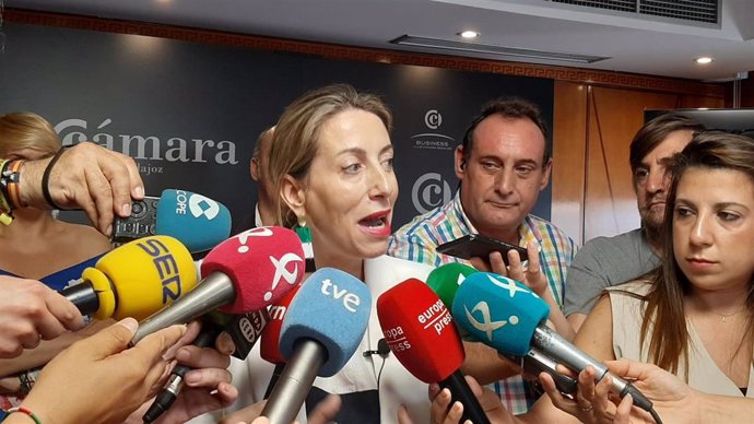 La presidenta del PP de Extremadura, María Guardiola, atiende a los medios en Badajoz