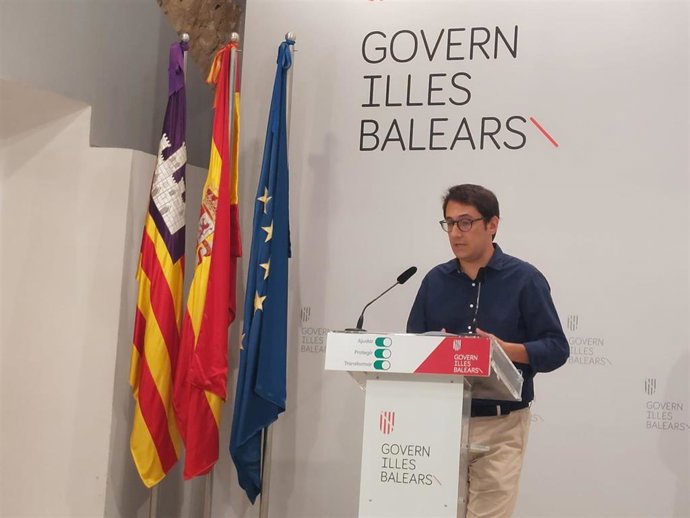 El portavoz del Govern y conseller de Modelo Económico, Turismo y Trabajo en funciones, Iago Negueruela, en rueda de prensa.