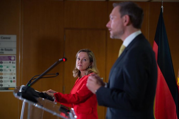 Archivo - La vicepresidenta primera y ministra de Asuntos Económicos y Transformación Digital, Nadia Calviño, y el ministro federal de Finanzas alemán, Christian Lindneren, durante la rueda de prensa, tras su reunión en el Ministerio  de Asuntos Económi
