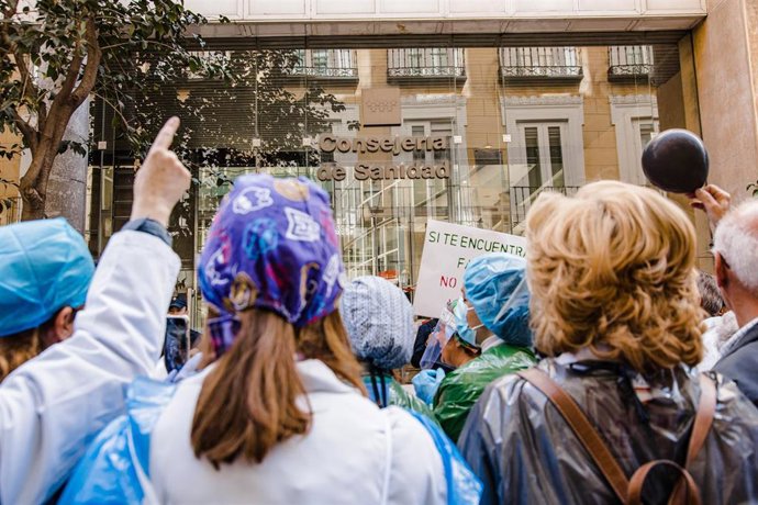 Archivo - Médicos se manifiestan ante la Consejería de Sanidad