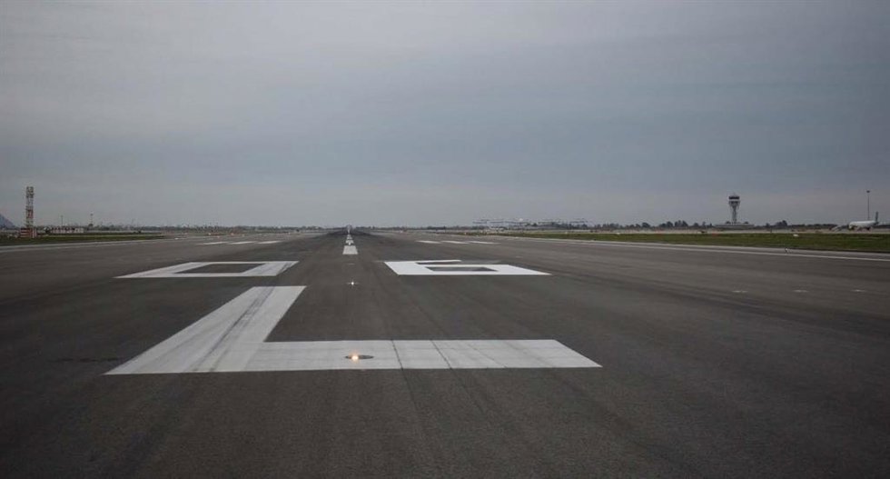 Archivo - Una de las pistas paralelas del aeropuerto Josep Tarradellas de Barcelona-El Prat