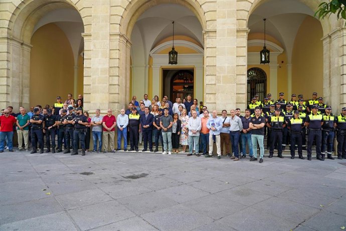 Representantes de varios sindicatos policiales guardan un minuto de silencio en el andén del Ayuntamiento de Sevilla en apoyo a los familiares de Agente de Policía Nacional fallecido en acto de servicio en Andújar (Jaén).