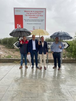 El delegado de Carreteras en funciones de la Diputación de Córdoba, Francisco Palomares (segundo por la dcha.), visita la CO-7411 'De Villaralto a El Viso'.
