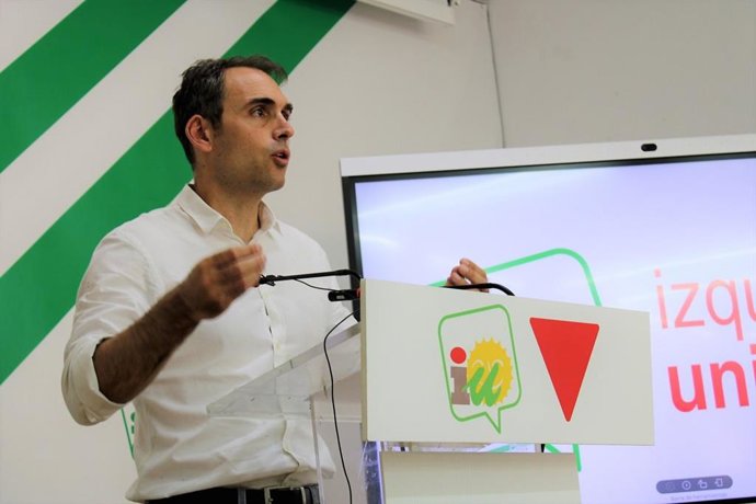 El coordinador general de IU Andalucía, Toni Valero, en rueda de prensa en Málaga.