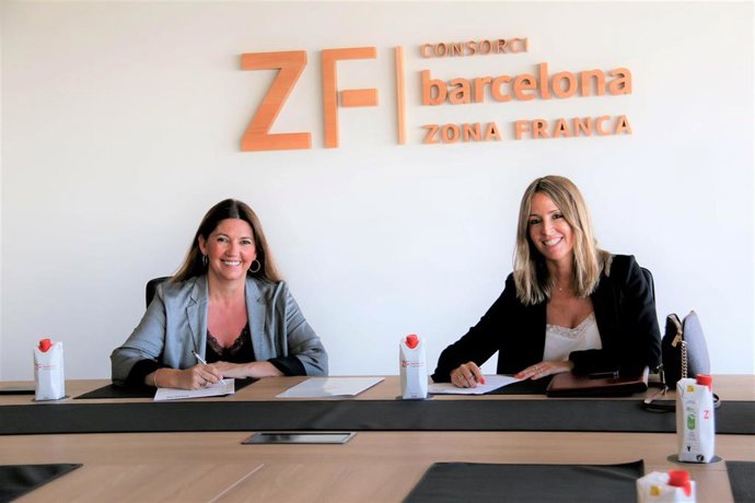 La directora territorial de Ibercaja de Arco Mediterráneo, Myriam Santos-Morán, y la directora general del Consorcio de la Zona Franca de Barcelona (CZFB) y de Barcelona New Economy Week (BNEW), Blanca Sorigué.