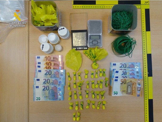 Detenido por traficar con cocaína desde el portal de su casa y en un salón de juegos en Almoradí