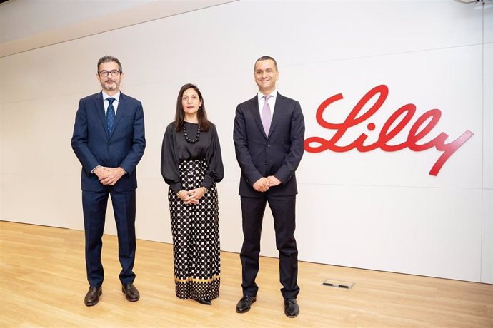 María José Lallena, directora del centro de I+D de Lilly España, Nabil Daoud, presidente de Lilly España, y José Antonio Sacristán, director médico de Lilly España.