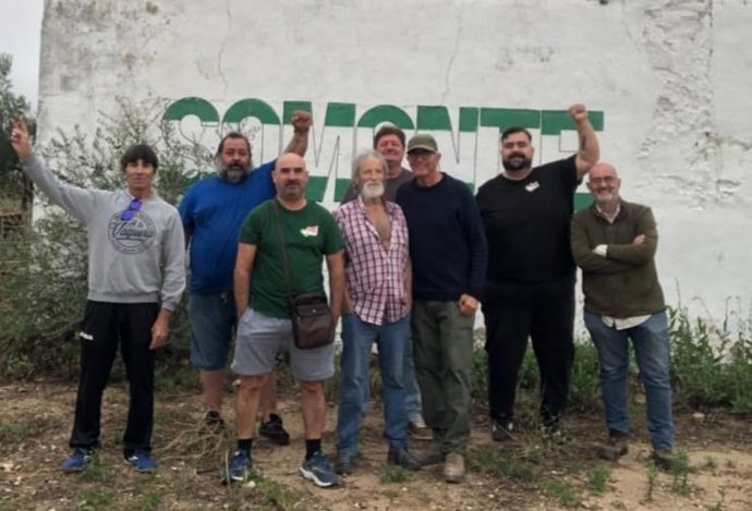 Jornaleros del SAT en la finca pública de Somonte.