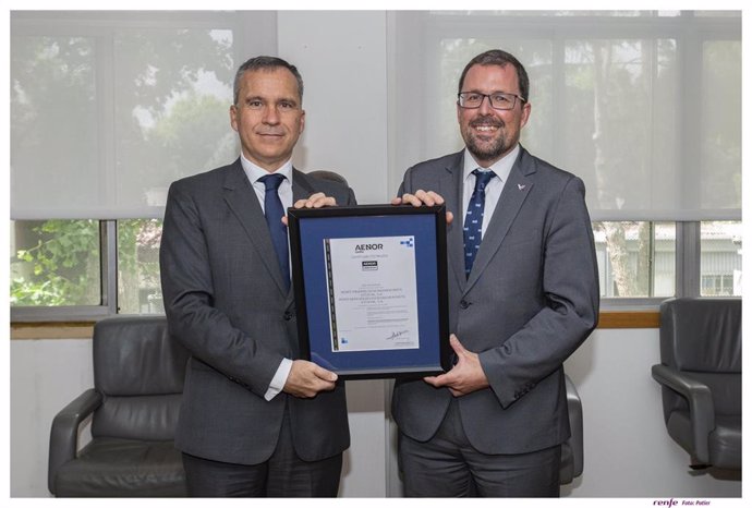 El CEO de AENOR, Rafael García Meiro, entrega al presidente de Renfe, Raül Blanco, la certificación Carbono Neutro de AENOR.