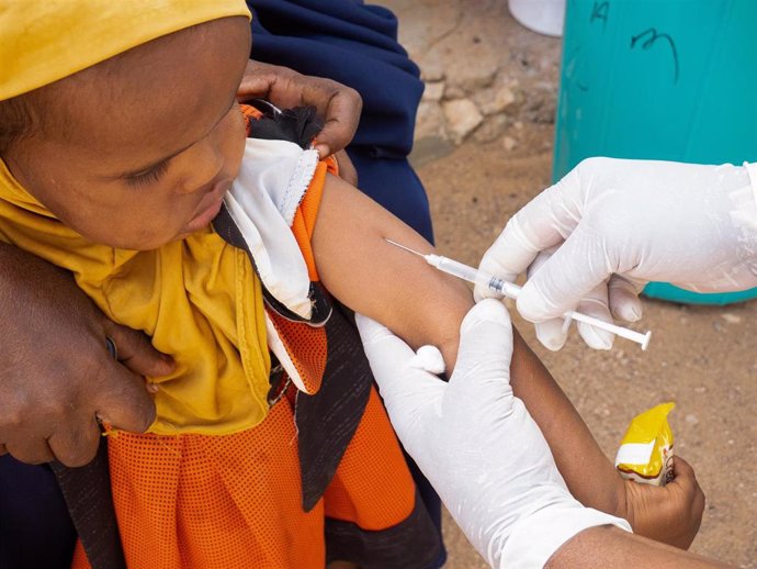 Archivo - A young girl receiving measles vaccine in odweyne district, Somaliland.