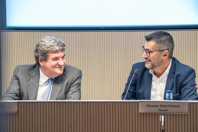 El ministro de Inclusión, Seguridad Social y Migraciones, José Luis Escrivá (i), y el presidente de la Unión de Profesionales y Trabajadores Autónomos (UPTA), Eduardo Abad (dcha) en una imagen reciente