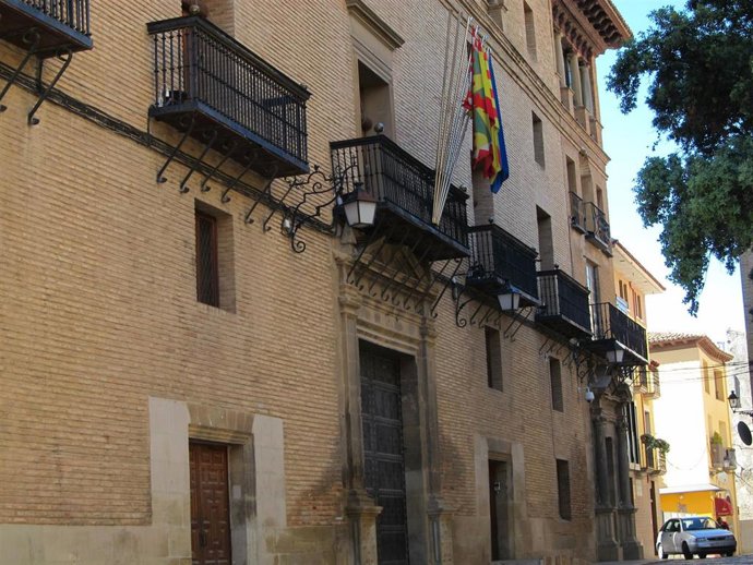 Archivo - Sede del Ayuntamiento de Huesca.