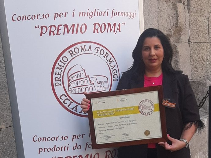 La portavoz de la quesería premiada, Patricia Muñoz,recoge el diploma acreditativo
