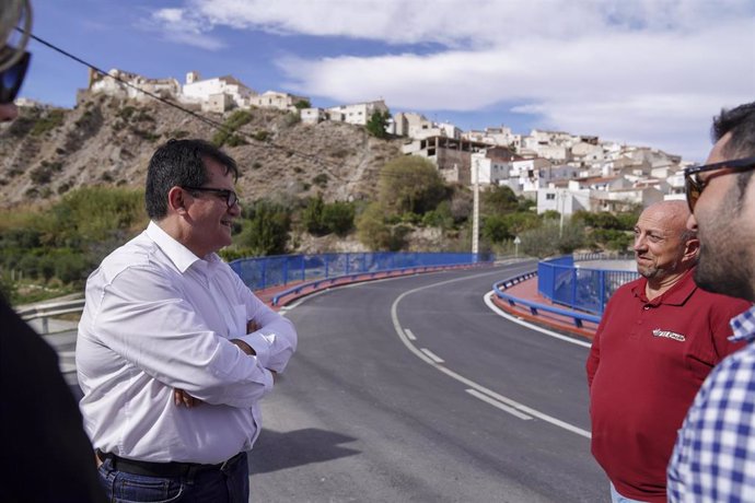 Archivo - Antonio Jesús Rodríguez visita la obra del puente de Líjar