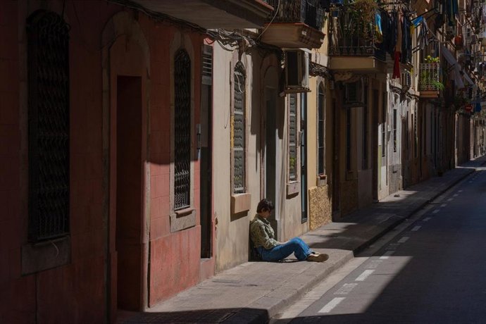 Un hombre sentado en la calle, a 17 de mayo de 2023, en Barcelona, Cataluña (España). 